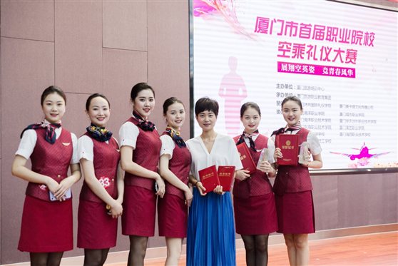 说明: 一群小孩站在一起
中度可信度描述已自动生成