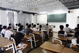 D:\yfzou\学校类文件\质量管理办公室\师德师风\新闻材料\忆百年征程，数百个第一  新葡的京官网19、20级学生同上“开学第一课”\8.jpg