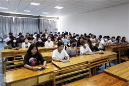 D:\yfzou\学校类文件\质量管理办公室\师德师风\新闻材料\忆百年征程，数百个第一  新葡的京官网19、20级学生同上“开学第一课”\9.jpg