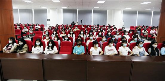 D:\yfzou\学校类文件\质量管理办公室\师德师风\新闻材料\忆百年征程，数百个第一  新葡的京官网19、20级学生同上“开学第一课”\3.jpg