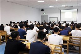 D:\yfzou\学校类文件\质量管理办公室\师德师风\新闻材料\忆百年征程，数百个第一  新葡的京官网19、20级学生同上“开学第一课”\6.jpg