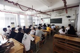 D:\yfzou\学校类文件\质量管理办公室\师德师风\新闻材料\忆百年征程，数百个第一  新葡的京官网19、20级学生同上“开学第一课”\12.jpg