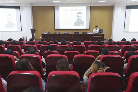 D:\yfzou\学校类文件\质量管理办公室\师德师风\新闻材料\忆百年征程，数百个第一  新葡的京官网19、20级学生同上“开学第一课”\1.jpg