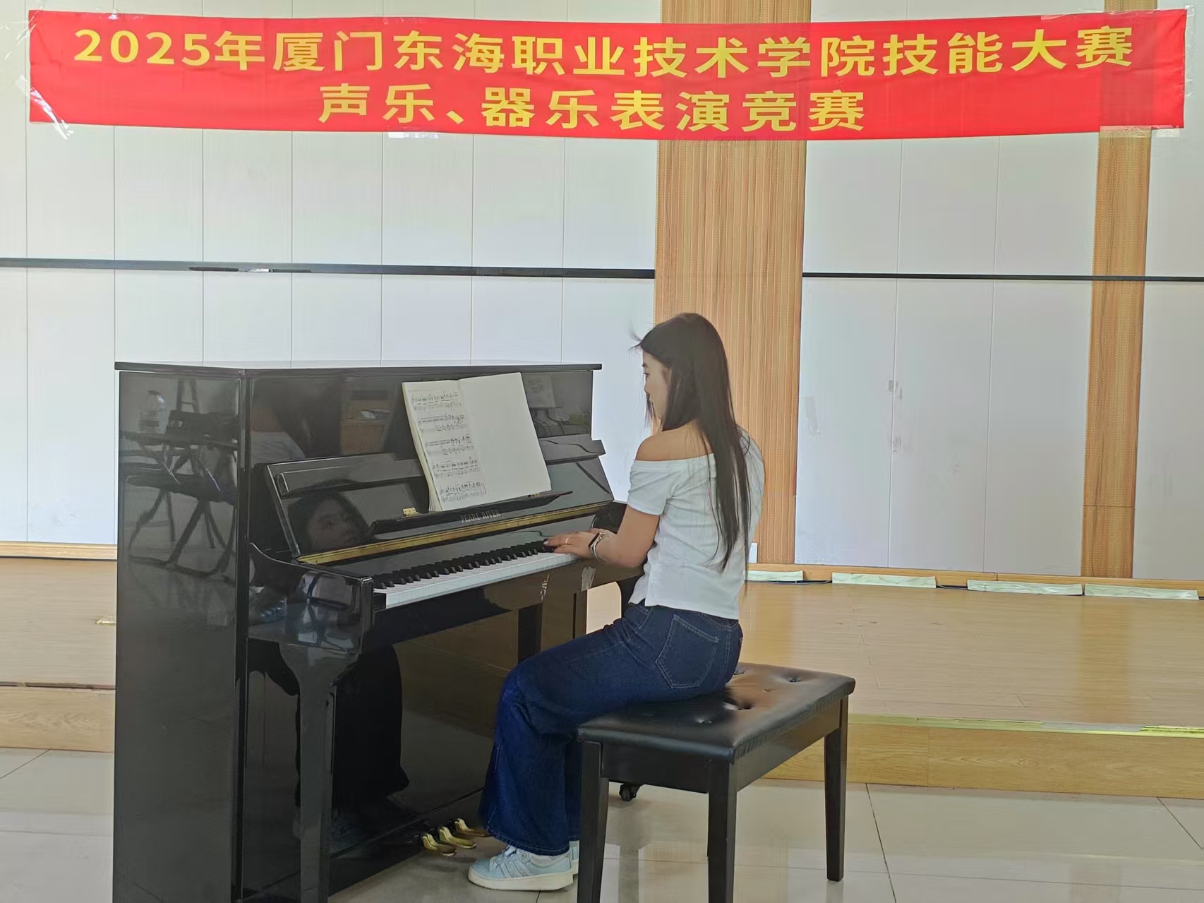 钢琴三等奖获得者龚慧芝演奏《扑蝴蝶》.jpg 钢琴三等奖获得者龚慧芝演奏《扑蝴蝶》.jpg