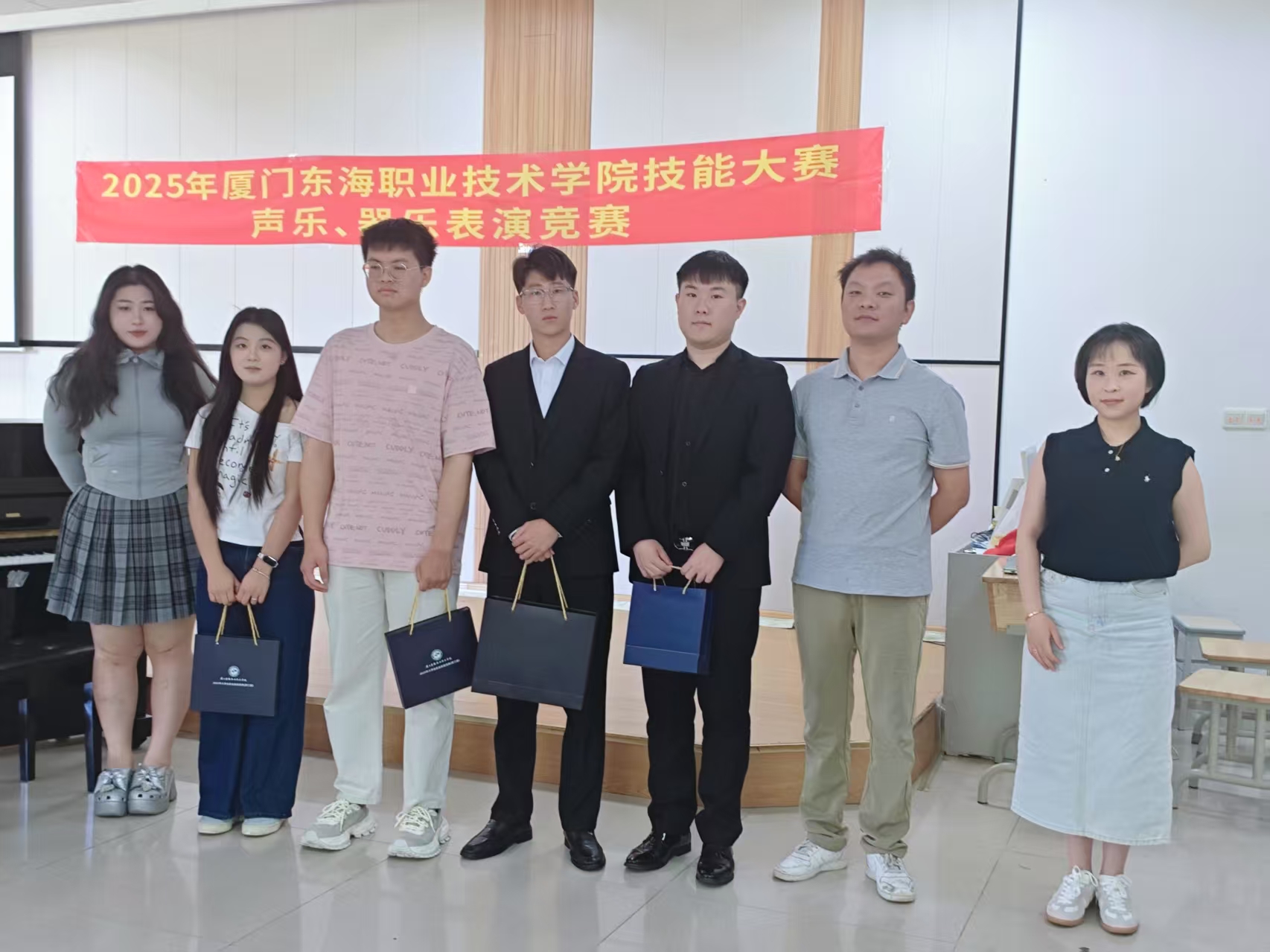 钢琴评委与获奖选手合影.jpg 钢琴评委与获奖选手合影.jpg