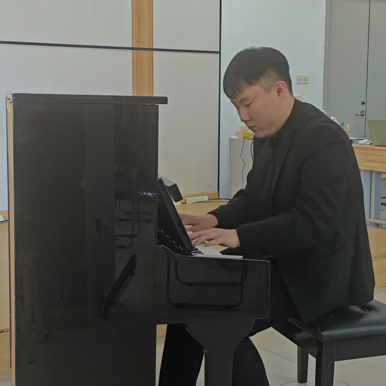 钢琴二等奖获得者律国旭演奏《山丹丹花开红艳艳》.jpg 钢琴二等奖获得者律国旭演奏《山丹丹花开红艳艳》.jpg