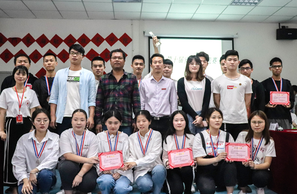 选手与评委老师合影 小.jpg