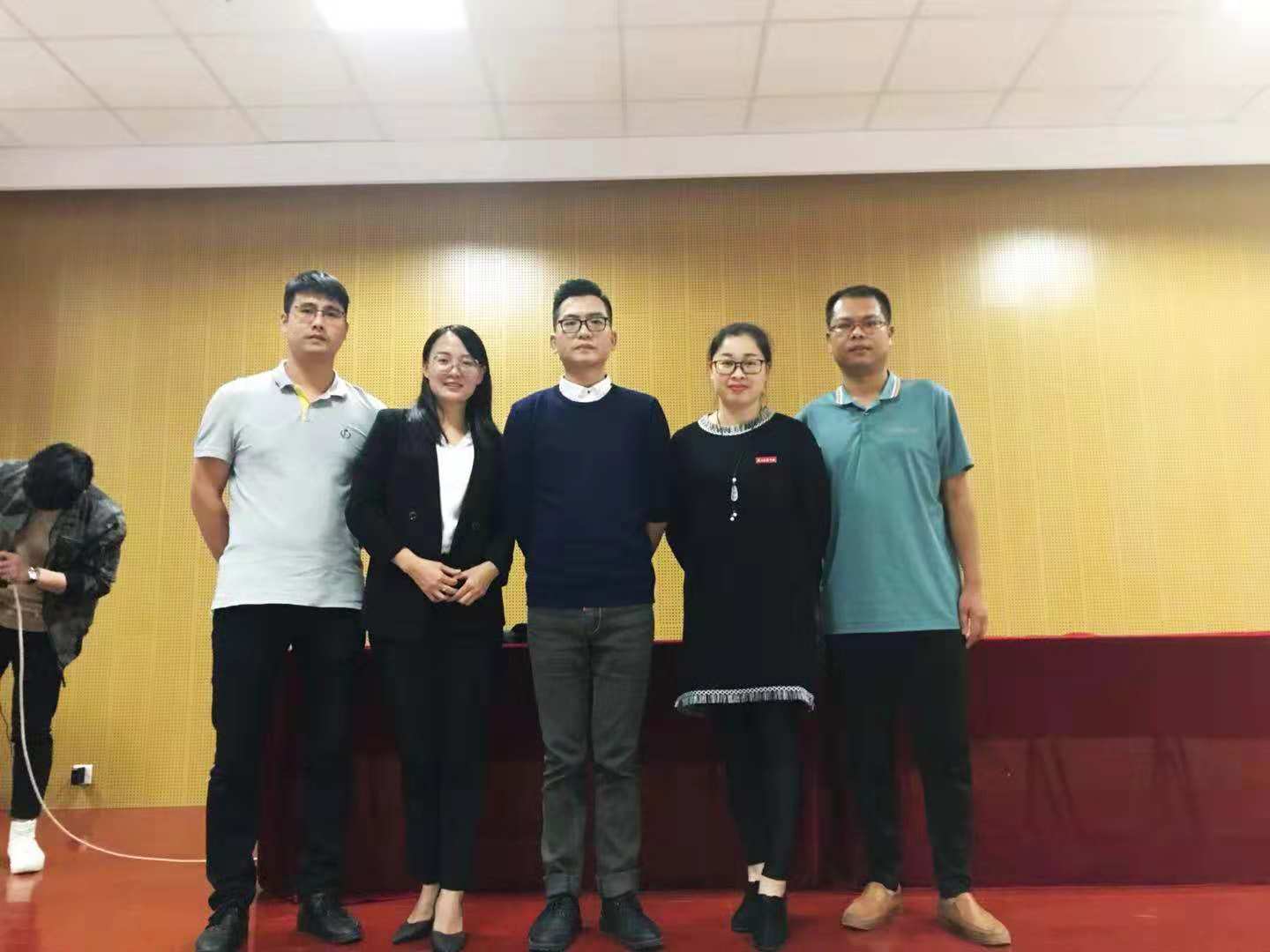 5.优秀校友与老师合照.jpg 5.优秀校友与老师合照.jpg